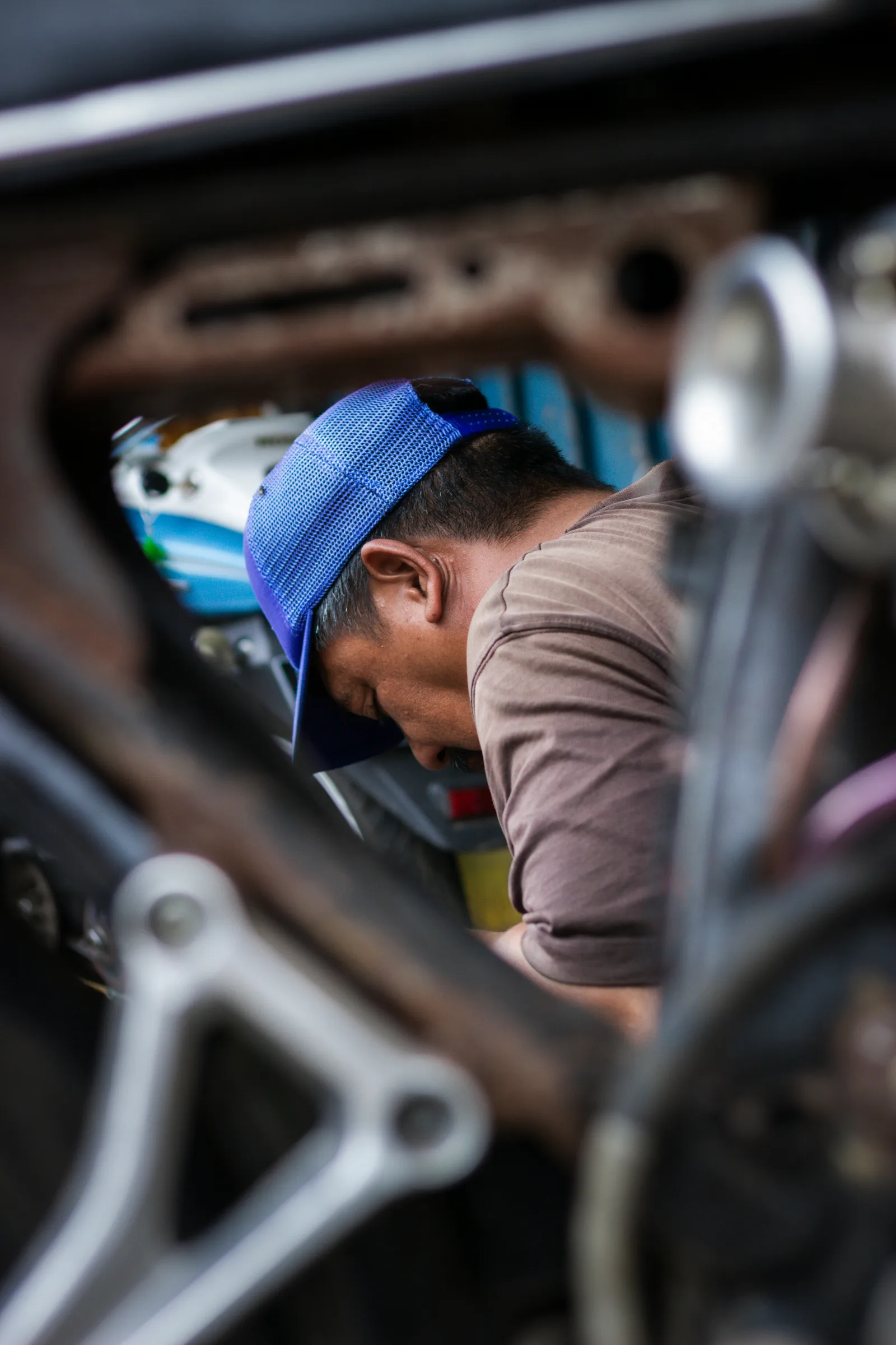 車両の下にもぐり整備作業をする整備士