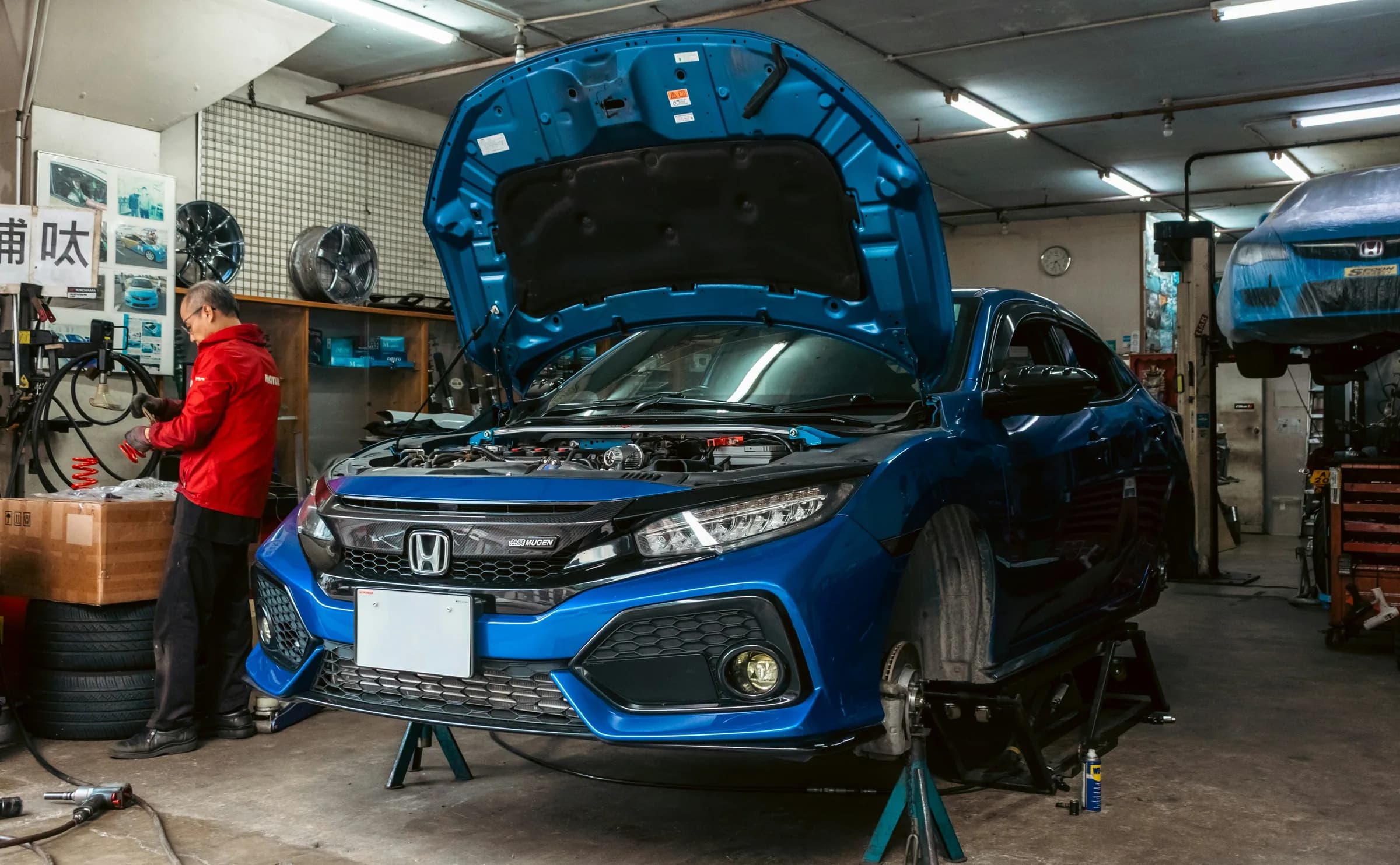 整備工場でホンダ車を整備する整備士